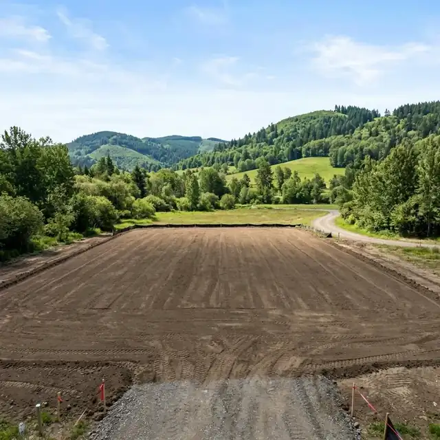 Uporządkowana i wyrównana działka budowlana gotowa do rozpoczęcia budowy domu